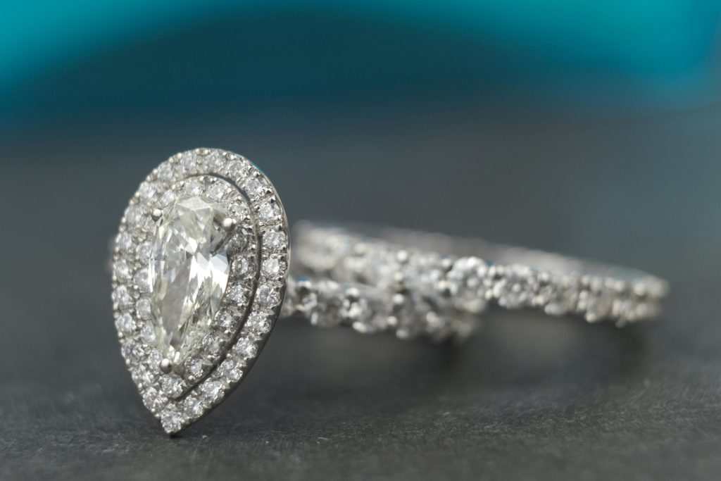 Bague de fiançailles poire halo fantaisie