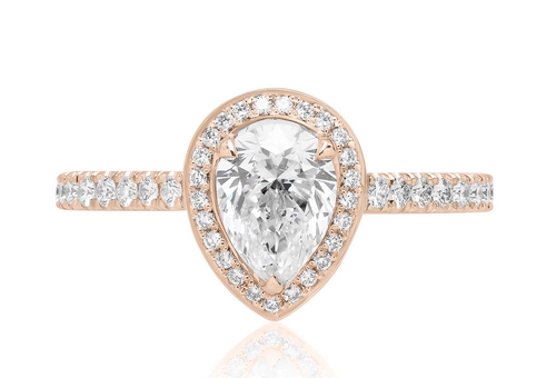 Bague de fiançailles en diamant et or rose avec halo et épaules serties. Modèle Poire Passionnée.