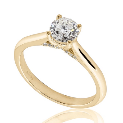 Bague de fiançailles en diamant et or jaune avec pavage latéral. Modèle Délicate.