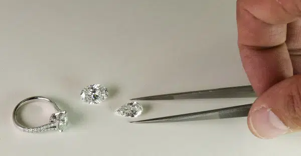 Bague solitaire accompagné