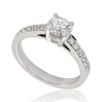 Bague de fiançailles en diamant et platine aux épaules pavées. Modèle Radieuse.