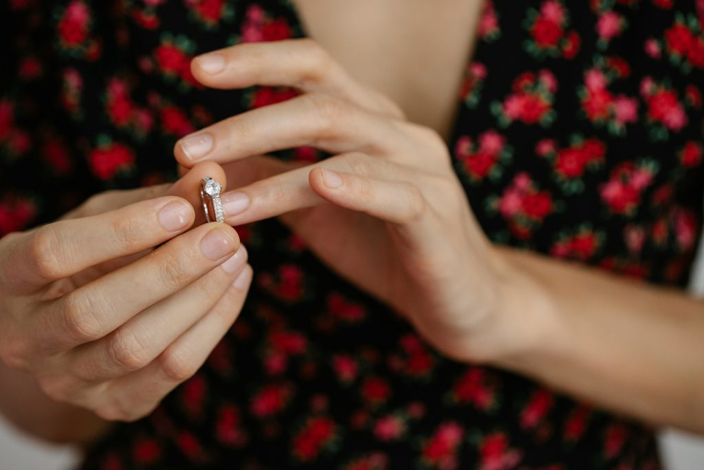 Bien entretenir sa bague de fiançailles en diamant