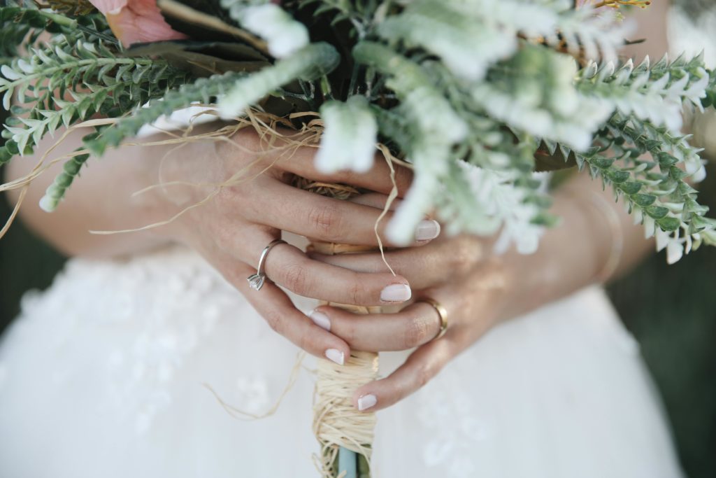 Couple se tenant les mains lors de son mariage