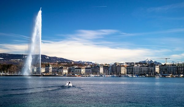 Les bureaux principaux de la maison Hauthentic sont situés à Genève en Suisse. Nous voyons ici une vue sur la ville depuis le lac Léman.