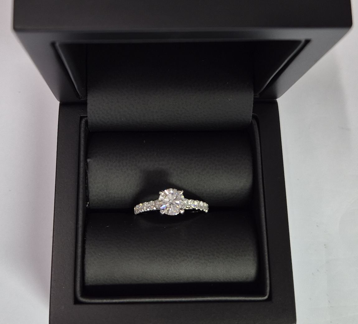 Solitaire pavé