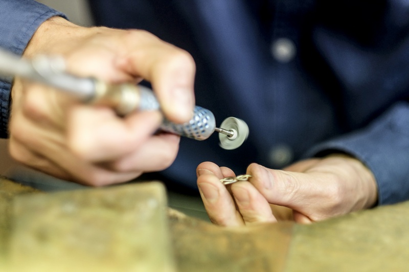 Artisan Hauthentic travaillant les finitions sur une alliance
