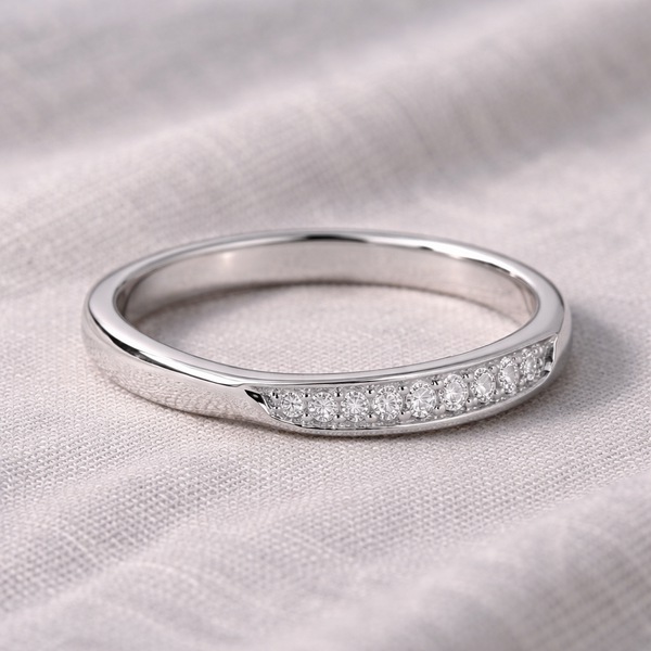 Alliance en or blanc sertie de diamants