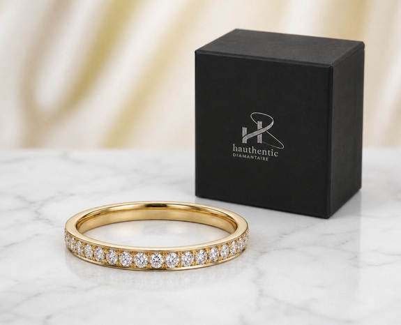 Alliance en or jaune sertie sur un tour complet en diamant avec double grain et filet