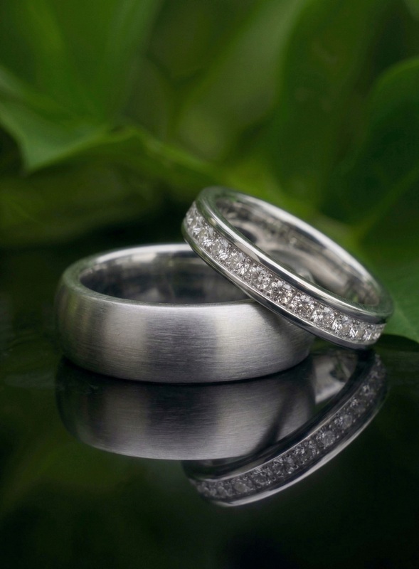 Duo d'alliances : une simple sans diamant, et l'autre sertie de diamants, en tout complet. Le métal (platine) commun assure l'harmonie des deux anneaux de mariage.