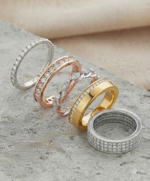 Présentation de cinq alliances en diamant au design différents
