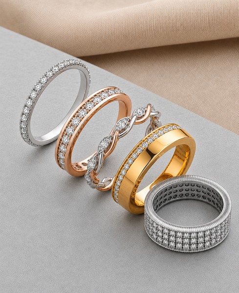 Présentation de cinq alliances en diamant au design différents