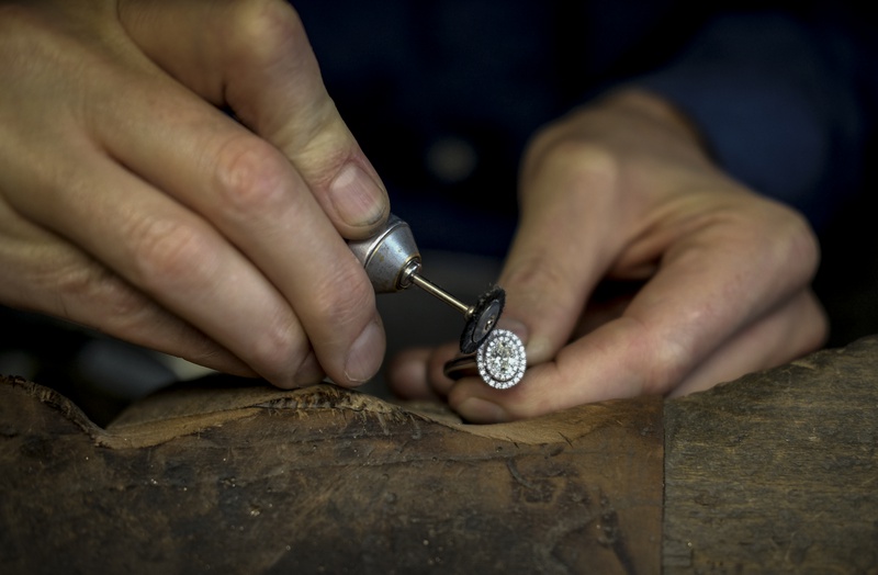 Chaque détail de votre bague de fiançailles personnalisée bénéficie de l'expertise de nos artisans Hauthentic.