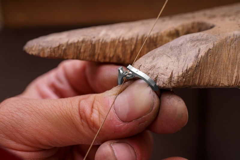 L'artisan-joaillier utilise toute son expertise pour concevoir des bagues en diamant d'exception.