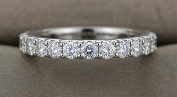 Alliance en diamants dont l'axage permet de révéler au mieux la brillance des pierres