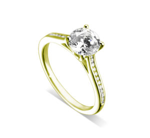 Lumineuse : Bague de fiançailles en or jaune 18k, cathédrale et sertie diamants. Épaules serties rail 24 diamants G/VS total 0.11 carats.