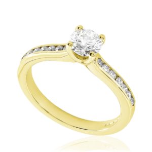 Rayonnante : Bague de fiançailles en or jaune 18k, sertie diamants G/VS. Épaules serties rail 14 diamants G/VS total 0.16 carats.