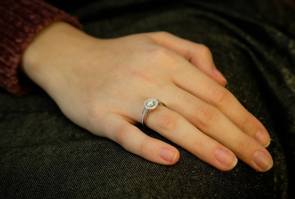 Dans certains pays, la bague de fiançailles est portée sur l’annulaire de la main droite.Bague de fiançailles Élegante diamant halo épaule H3767R main femme