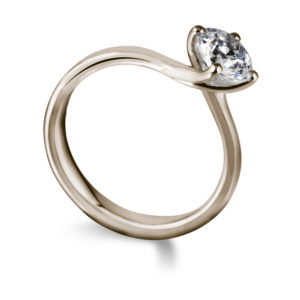 Sublime : Bague de fiançailles diamant solitaire nord-sud en or rose 18k. Production et livraison en 18 à 4 jours ouvrés.
