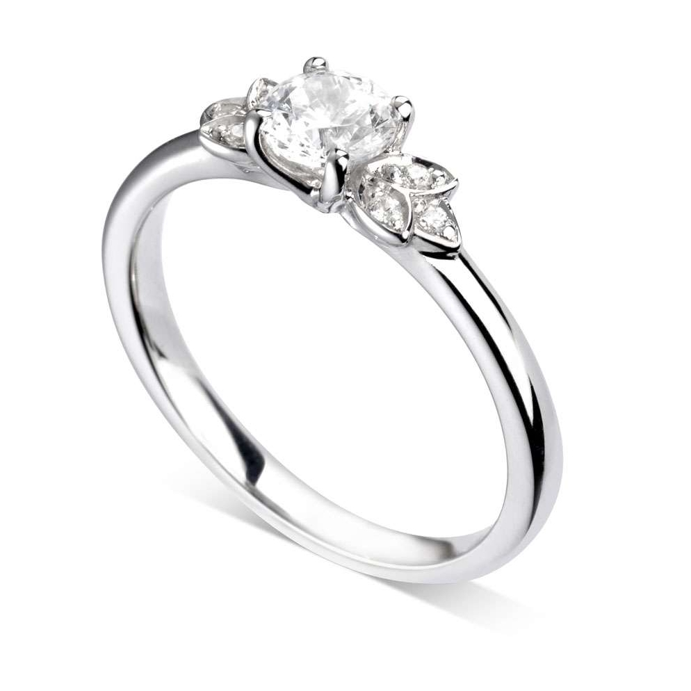 Bague de fiançailles Florale en or blanc 18k bordée de pétales serties de diamants