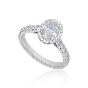 Exquise : Bague de fiançailles ovale en or blanc 18k à halo et épaulée de diamants. Halo et épaules serties 40 diamants G/VS total 0.41 carats.