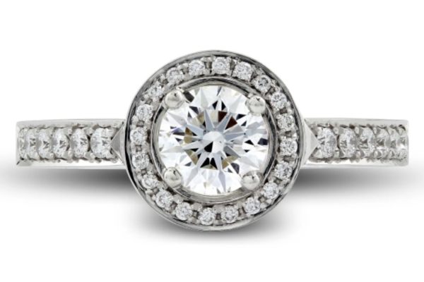 Bague de fiançailles personnalisée en diamant Hauthentic avec monture en or blanc 18 carats et épaules serties et halo