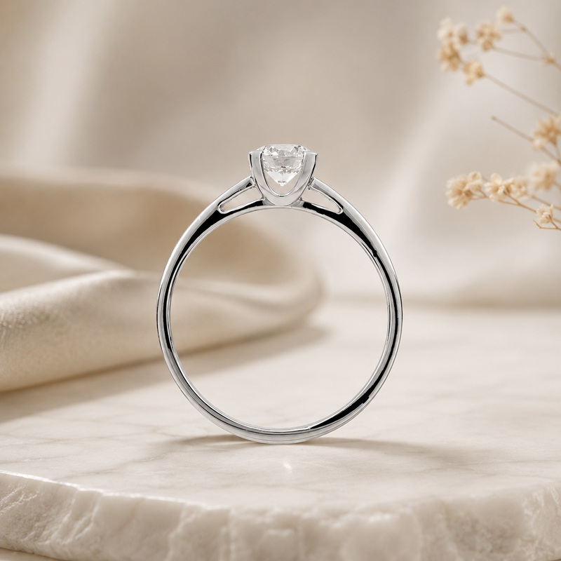Bague de fiançailles solitaire Contemporaine présentée de profil