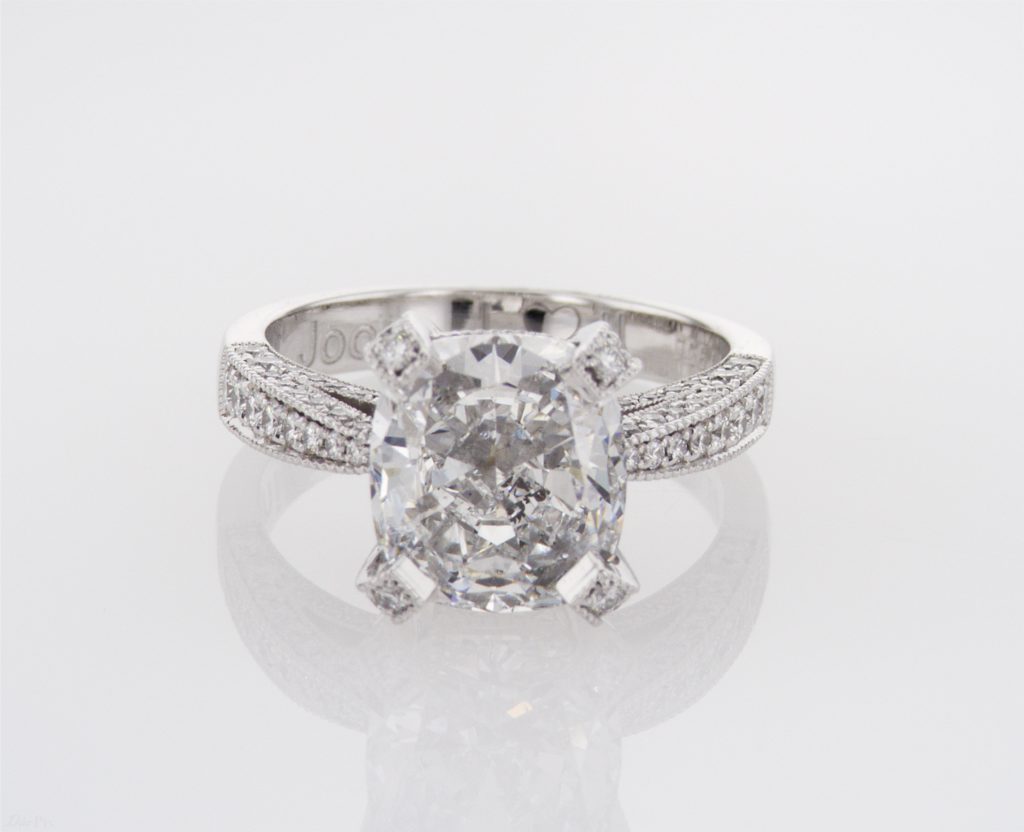 Bague en diamant coussin avec épaules fuselées et pavage sur monture en or blanc