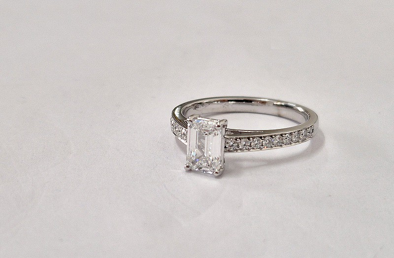 Bague Hauthentic ornée d'un diamant taille émeraude réalisée sur mesure