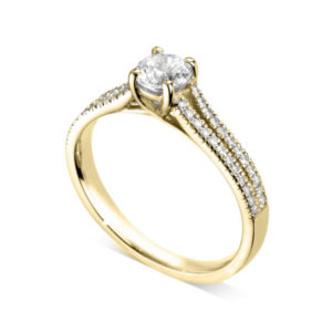 Etincelante : Bague diamant en or jaune 18k à griffes en treillis et pavage sur épaules fendues. Épaules pavées en serti dressé 48 diamants G/VS total 0.17 carats.