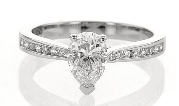 Bague diamant poire en or blanc 18k, cathédrale et sertie diamants. Modèle Sophistiquée.