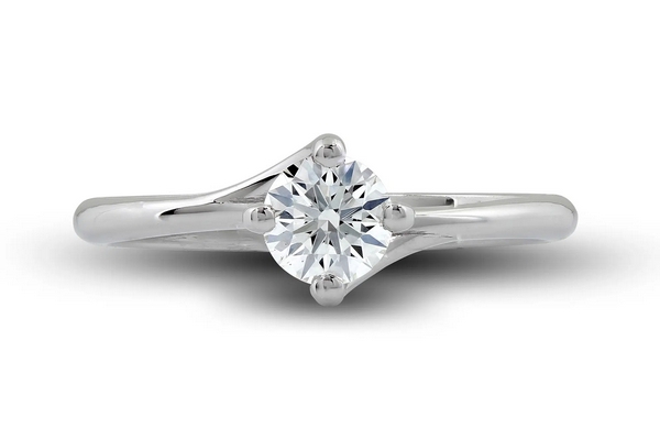 Bague diamant platine, étreinte nord-sud par quatre griffes. Modèle Gracieuse.