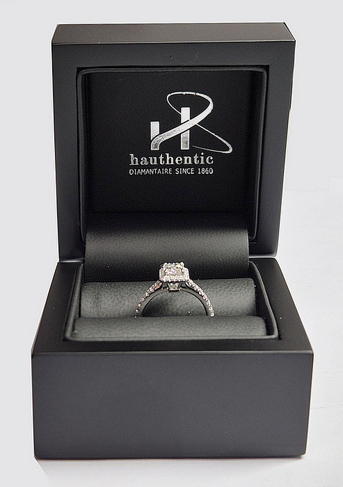 Livraison de bague en diamant émeraude dans un écrin de luxe Hauthentic