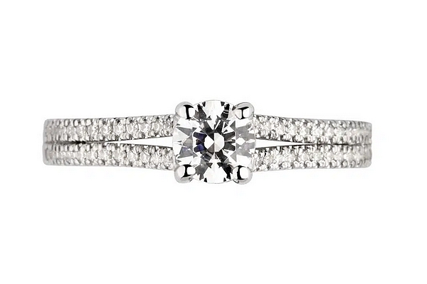 Bague diamant en or blanc 18k à griffes en treillis et pavage sur épaules fendues. Modèle Étincelante.