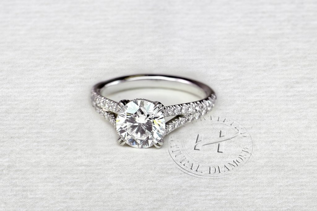 Bague de fiançailles sur mesure avec diamant brillant rond.