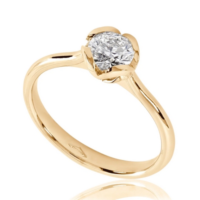 Bague de fiançailles en diamant et or jaune au chaton en forme de cœur.