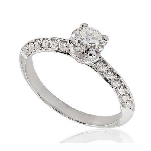 Bague de fiançailles en or blanc aux épaules biseautées pavées. Modèle Scintillante.