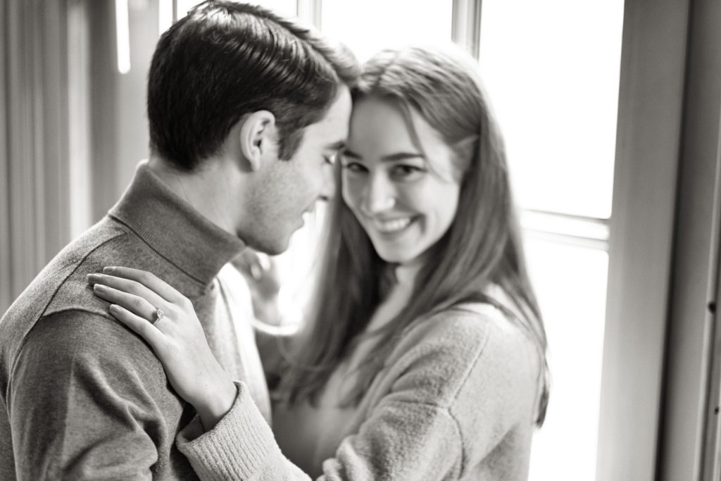 Offrir une bague de fiançailles personnalisée est un acte d’amour profond.