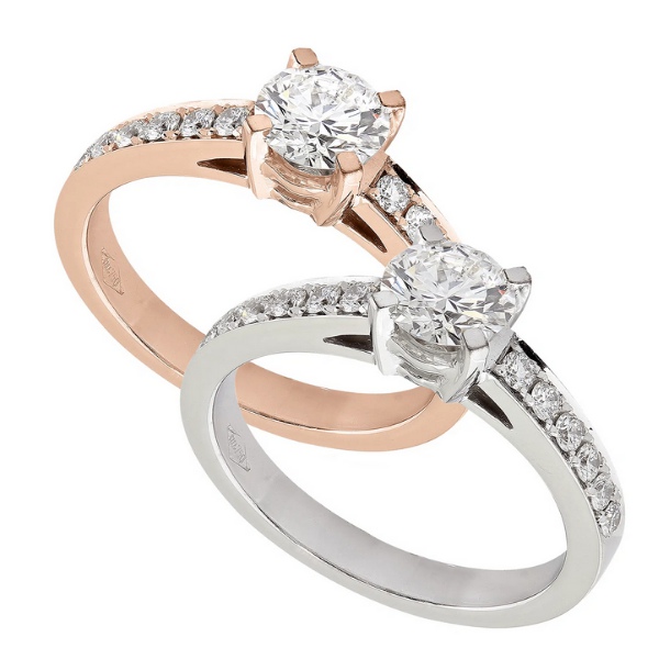 Bague de fiançailles Radieuse aux épaules pavées présentée en versions or blanc palladié et or rose