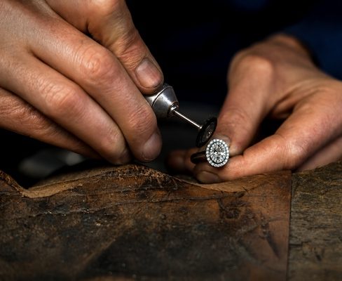 Artisan Hauthentic travaillant sur une bague de fiançailles sur mesure dans nos ateliers.