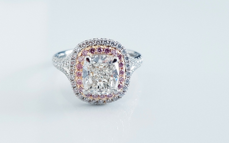 Bague de fiançailles en diamant coussin avec halo et monture pavée réalisée sur mesure