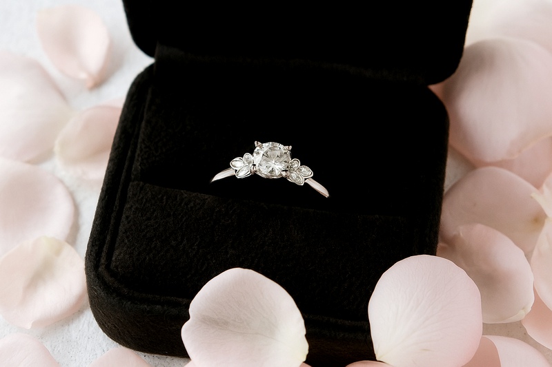 Bague de fiançailles Florale en or blanc 18k bordée de pétales sertis de diamants dans son écrin de velours.