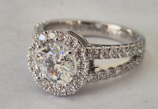 Bague de fiançailles sur mesure en diamant avec halo et anneau fendu à double rang de pavage