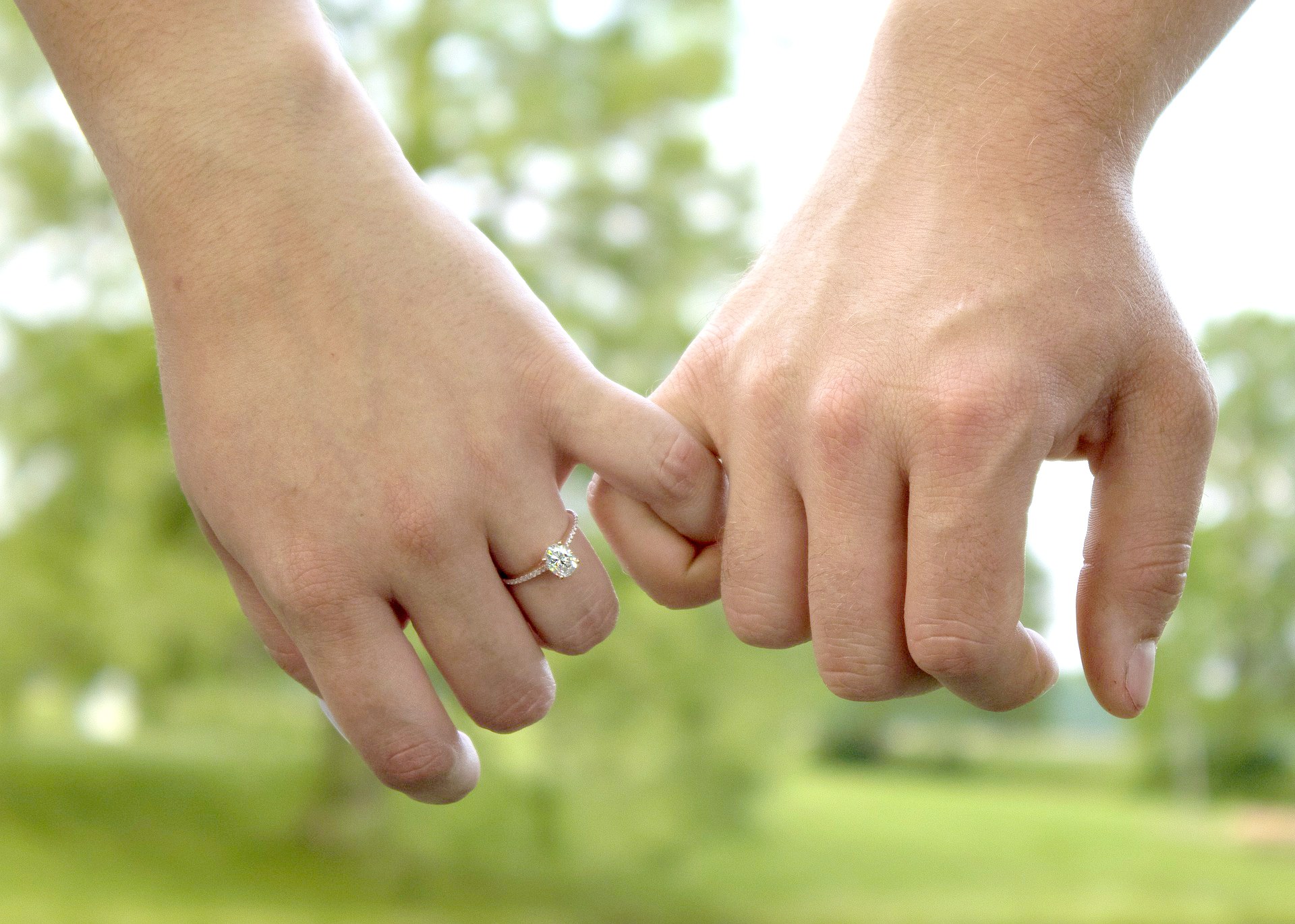 La bague de fiançailles représente l’engagement et l’amour au sein du couple.