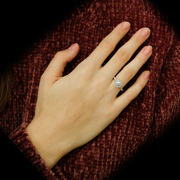 Jeune femme portant une bague de fiançailles en or blanc palladié Hauthentic.
