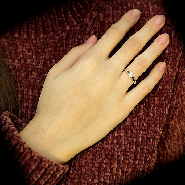 Chaque bague en or jaune et diamant pour femme exprime l’élégance et la délicatesse d’un geste