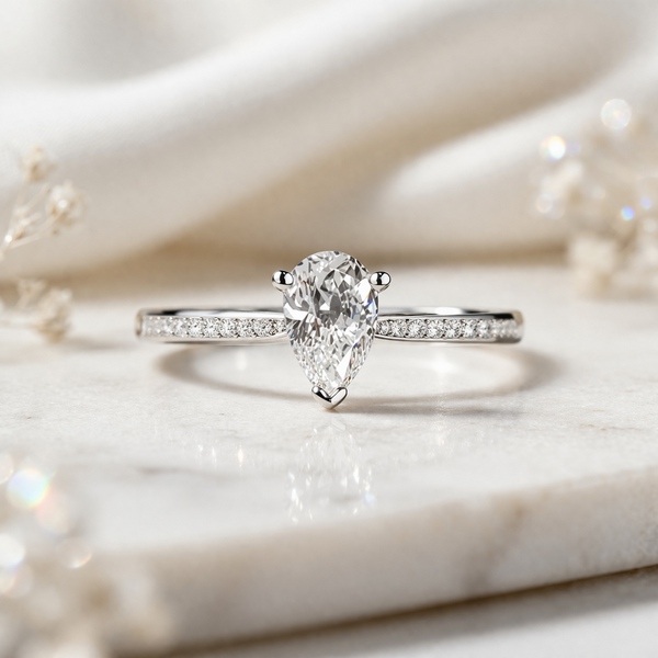 Bague de fiançailles en diamant Poire Sophistiquée en or blanc 18k, cathédrale et sertie diamants