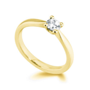 Pure : Bague solitaire diamant en or jaune 18k aux épaules effilées. Production et livraison en 15 à 7 jours ouvrés.