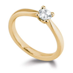 Pure : Bague solitaire diamant en or jaune 18k aux épaules effilées. Production et livraison en 15 à 7 jours ouvrés.