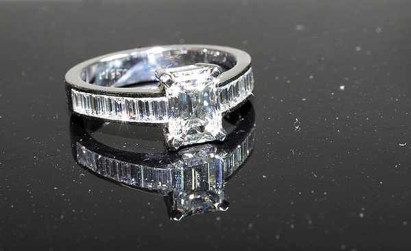 Bague Hauthentic en platine sertie d’un diamant taille émeraude et de diamants baguette, réalisée sur mesure.