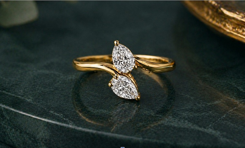 Bague "Toi et Moi" en or jaune sertie de deux diamants taille poire.